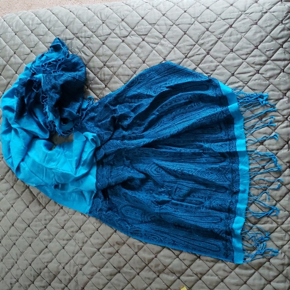 Accessories - Printed blue scarf or wrap